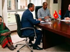 የፅምዶ ስትራቴጂያዊ ፍላጎቶች እና ፅምዶን የተቀላቀለው የአፋብን ክንፍ! Tilahun Tsige ………! በሻዕቢያ እና በአንደኛው የህወሓት አንጃ ከአንድ ዓመት ተኩል በፊት የተፈጠረው ይህ ጥምረት በቅድሚያ “ራማ” ተብሎ በሚጠራው የኤርትራ እና የኢትዮጵያ ድንበር አካባቢ ራሱን ለሕዝብ ይፋ አደረገ። ቀጥሎ በኢትዮጵያ ያሉ ሌሎች የታጠቁ ቡድኖችን ማካተት ቻለ። በፖርት ሱዳኑ ጉባኤ ደግሞ ቀጠናዊነቱን አወጀ። የዚህ ጥምረት ዘለቄታዊ ፍላጎቶች ያን ያህል አከራካሪ አይደሉም። ፅምዶን በበላይነት ከሚመሩት አካላት ፍላጎት አንፃር ጥቅል ፍላጎቶቹን ከዚህ በታች ነጣጥለን እንመለከታለን። በአቋም ደረጃ መሀል ሰፋሪ ለመሆን የሚመች ባለመሆኑ ወይ ጥምረቱን አምነህበት ትደግፋለህ ወይም ታቃውመህ ትቆማለህ። አንደኛ፦ የአማራ ክልልን የእጅ አዙር ጦርነት ሜዳ ማድረግ! ፅምዶን የፈጠሩት ሻዕቢያ እና ህወሓት እንደዚሁም ዘግይተው የተቀላቀሉት ጁኒየር ፓርትነሮች ከፌደራል መንግሥቱ ጋር ቁርሾም ጦርነትም ውስጥ የገቡ ናቸው። የዐቢይ አህመድ መንግሥት ከኤርትራ ወይም ከህወሓት ጋር ወደ ጦርነት ቢገባ “ጦርነቱ የት ይካሄዳል?” የሚለውን ጥያቄ መመለስ ፅምዶ ቀድሞ ካስቀመጣቸው ፍላጎቶች አንደኛው ነው። በዚህም አማራ ክልል ለጦርነት ሜዳ እንዲውሉ ከታጩ አካባቢዎች ዋነኛው ነው። ይህ ፍላጎት ከአንድ ዓመት ወዲህ በወሎ ራያ በኩል ሙከራ ላይ ውሏል። በቤንሻንጉል ጉሙዝ የሚመጣውን ኃይል ለመቀበልም “ድግሥ ነው ድግሥ ነው፤ ዛሬ ፋሲካ ነው” እየተባለ ነው። ሁለተኛ፦ ፋኖን “Junior Partner” እና ረባሽ ኃይል ብቻ ማድረግ! የፅምዶ ፈጣሪዎች ፋኖን የሚፈልጉት መተኮስ የሚችል ማሸነፍ ግን የማይችል ኃይል እንዲሆን ማድረግ ነው። የተሳካላቸውም ይመስላል። በዚህም ምክንያት ፋኖ ጦርነቱን ከአማራ ክልል ማስወጣት እንዳይችል ለማድረግ ተችሏል። በተለይም ፅምዶን እንደወረደ የተቀበለው በኤርትራ ሐሬና የተመሰረተው የቀድሞው አፋብኃ ስብስብ “upper hand” መያዝ በመቻሉ “ፋኖን ረባሽ ኃይል ማድረግ” የሚለውን ዕቅድ ማስኬድ ተችሏል። “ህወሓት 17 ዓመታት ተዋግቷል ስለዚህ እኛም እንደዛ እንዋጋለን” የሚሉትም የረዥም ጊዜ ረባሽ ለመሆን ብቻና ብቻ ነው። እንደ ኦሮሞ ነፃነት ሠራዊት ያሉ ኃይሎች ወደ አማራ፣ ቤንሻንጉል፣ ጋምቤላ፣ አፋር፣ እና አዲስ አበባ ዙሪያ ባሉ አካባቢዎች መንቀሳቀስ እንደሚችሉ በተግባር አይተናል። በአንፃሩ “በቅድሚያ ቀበሌዎችን እንቆጣጠራለን፤ ቀጥሎም በክልል ደረጃ የሽግግር መንግሥት እንመሰርታለን” በሚለው የአፋብኑ መሪ “ድንቅ የትግል ስልት” ምክንያት የፋኖ እንቅስቃሴ ከአማራ ክልል መውጣት አልቻለም። መሪዎቹ ከአማራ ክልል ይወጣሉ ጦርነቱ ግን አይወጣም። በዚህም ፋኖ በፖለቲካዊ፣ ዲፕሎማሲያዊ፣ እና ወታደራዊ ዘርፎች እዚህ ግባ የሚባል ተፅዕኖ የሌለው ኃይል እንዲሆን ተደርጓል። አሁን ላይ ፋኖ የአፍሪካ ቀንድ ተገዳዳሪ ኃይል እንደሆነ የሚነገረው ፕሮፓጋንዳ በተጨባጭ የሌለ ነገር ነው። ትናንት ግን ነበር። ትናንት ፋኖ አስፈሪ እና ተስፋ ሰጭ ኃይል ነበር። ቢያንስ ቢያንስ የመንግሥትን እጅ ለድርድር መጠምዘዝ የሚያስችል አቅም ነበረው። የአሜሪካ ውጭ ጉዳይ መስሪያ ቤት የአፍሪካ ጉዳዮች ምክትል ተጠሪ የነበረችው አምባሳደር Molly Phee የአማራ ክልሉን ጦርነት ከሱዳኑ እኩል አሳሳቢ እንደሆነ እስከመግለፅ ደርሳ ለፋኖም ጥሪ አቅርባ እንደነበር አይዘነጋም። የዛሬው የአፋብን ትክክለኛ ቁመና ግን እዚህ ምስል ላይ እንዳለው የድርጅቱ ሊቀመንበር አቀማመጥ ነው! እየመረራችሁም ቢሆን ዋጡት! ሦስተኛ፦ ሀገረ ትግራይን ማዋለድ! ህወሓት የአፋብኑ ቃል አቀባይ አስረስ ማረ እና አቶ ገዱ አንዳርጋቸው “ትብብሩ መሬት ሲነካ አገዛዙ ያከትማል” የሚል ሃሳብ በተመሳሳይ ሰዓት “ኢትዮ ኒውስ” እና ኢኤምኤስ” ላይ ቀርበው ባደረጉት ቃለምልልስ ላይ የነገሩንን አይነት ዕቅድ የለውም።ዛሬ ላይ Semi-autonomous ትግራይን የያዘው ህወሓት ከዚህ በኋላ የሚታገለው ነፃ ሀገር ለመመስረት ብቻና ብቻ ነው። ይሄንን እውን ለማድረግ ሁለት ነገሮችን ይፈልጋል። የመጀመሪያው……! ወልቃይት እና ራያን ሙሉ በሙሉ መልሶ መቆጣጠር ነው። የአማራን መሬቶች አሳልፎ የመስጠት የካበት ልምድ ያላቸውን አቶ ገዱ አንዳርጋቸውን የፅምዶ አምባሳደር ያደረገው የእነ ምሬ ወዳጆ እና ሔኖክ ኪዳኔ ቡድን ራያን “ስላሌው ጉማ” እያለ ለህወሓት አሳልፎ ከሰጠ ሁለት ዓመታት አልፈዋል። ይልቃል ጌትነትን ሌላኛው የፅምዶ አምባሳደር አድርጎ የሰየመው የእነ ዘመነ ካሴ እና አስረስ ማረ ቡድን ደግሞ ህወሓት ወልቃይትን መልሶ እንዲቆጣጠር “ደመንማኔው” እያለ መሸለል ከጀመረ ስድስት ዓመታት አልፎታል። ወልቃይትን ለማሳነስ እና ለህወሓት መንገድ ለመጥረግ ብዙ የተደከመ ቢሆንም የጎንደር ልሂቅ በወልቃይት ጉዳይ ልዩነት ስሌለለው የብረት አጥር ሆኖ ወልቃይትን ማስጠበቅ ተችሏል። “የደመንማኔው” ቡድን ወደፊትም ቢሆን በወልቃይት ጉዳይ ምንም ነገር ማሳካት አይችልም። ሁለተኛው……! ለሀገረ ትግራይ እውን መሆን ሌላኛው ተፈላጊ ጉዳይ የእውቅና ሂደት ነው። ለዚህ ደግሞ የአፍሪካ ቀንድ ጅኦ-ፖለቲካዊ ፍትጊያ ምቹ ሜዳ ነው። እስራኤል ለሶማሌላንድ ለሰጠችው እውቅና ትይዩና አፀፋዊ ምላሽ መስጠት የሚፈልጉ ሀገራት አሉ። ለዚህ ደግሞ ትግራይ ታጭታለች። እውቅና ሰጭ ሀገራትን አንደኛ ግብፅ ሁለተኛ እከሌ ሦስተኛ እከሌ እያላችሁ ራሳችሁ ቀጥሉበት። አራተኛ፦ የኤርትራን ሀገራዊ ኅልውና በተለመደው መንገድ ማስቀጠል! ሻዕቢያ የኤርትራ ኅልውና የሚከበረው በጎረቤት ሀገራት በተለይም በኢትዮጵያ ውስጣዊ መዳከም ነው ብሎ ያምናል። ይህ ትራዲሽናልና ዛሬም የቀጠለ አቋም ነው። የቅርቡን ጊዜ ብንመለከት እንኳን በቅድሚያ በፕሪቶሪያው የሠላም ስምምነት የ”Spoiler” ሚናን ተጫወተ። ቀጥሎ በኢትዮጵያ ፖለቲካ ውስጥ የተፈጠሩ ቀውሶችን እና ቡድናዊ ስንጥቃቶችን አሰፋ። በመጨረሻም ፅምዶን አዋለደ። ለዚህ ሂደት የዐቢይ አህመድ መንግሥት የራሱ የሆነ አስተዋጽኦ አለው። የአማራ ልዩ ኃይልን ማፍረሱ እንደዚሁም የትግራይ ፖለቲካዊ ሽኩቻ ለሻዕቢያ ፍላጎት ምቹ እንዲሆን ማድረጉ ተጠቃሾች ናቸው። አምስተኛ፦ የግብፅን ጅኦ-ፖለቲካዊ ፍላጎት ማሳለጥ! ኤርትራን፣ ሶማሊያን፣ እና ጅቡቲን አጋር ማድረግ የቻለችው ግብፅ ሱዳንን ምሽግ አድርጎ በኤርትራ በበላይነት የሚመራውን ፅምዶን በሚገባ እየተጠቀመችበት ነው። የዓባይ ወንዝ እና የቀይ ባሕር አጀንዳዎች የግብፅ ዓይን ማረፊያዎች ናቸው። ቀጠናዊ ተገዳዳሪነትን ማሳደግ ሌላኛው ስልታዊ ፍላጎቷ ነው። ስለዚህ እንደ ፅምዶ አይነት ጥርነፋ ለግብፅ ነባር ፍላጎት ምቹ ነው። እየደገፈችውም ነው። በጥቅሉ ፅምዶና ፍላጎቱ ይሄንን ይመስላል። የተዳከመች ኢትዮጵያ፣ የተከበበች ሀገር፣ ተላላኪ እና ግዛቱን የእጅ አዙር ጦርነት ማፋፋሚያ ሜዳ የሚያደርግ የአማራ ኃይል፣ ግዛቶቹን ለአንዴና ለመጨረሻ ጊዜ የተነጠቀ አማራን እውን ማድረግ። ይህ የአማራ የትግል Cause ነው? በፍፁም!